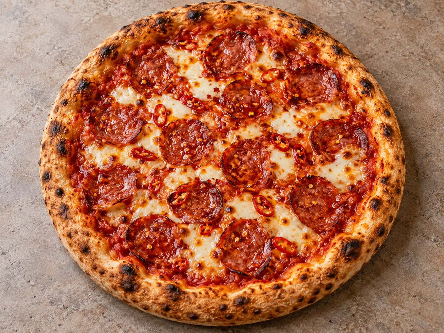 Pizza Diavola cu salam și ardei iute