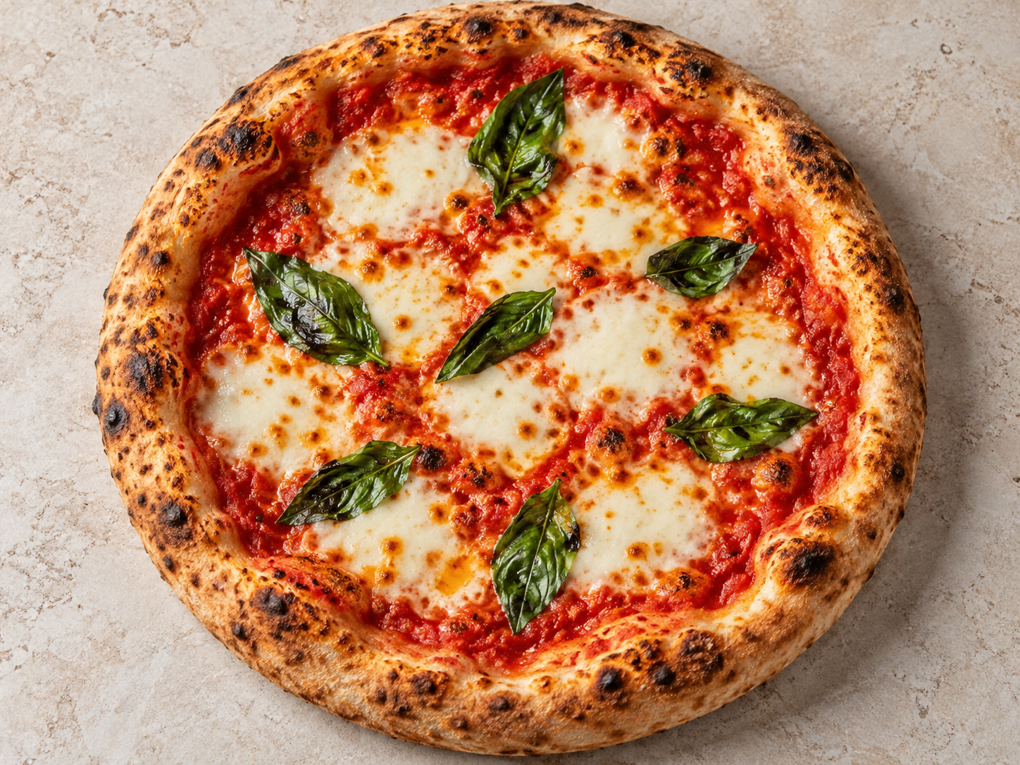 Pizza Margherita cu mozzarella și busuioc